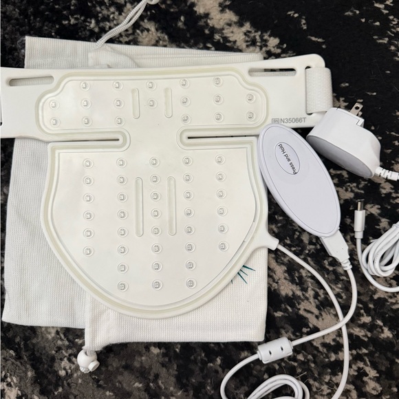 Omnilux Contour Neck & Decollete Device - Picture 4 of 4